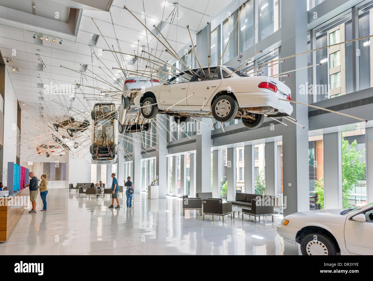 Inopportuna: Fase una installazione dal Cai Guo-Qiang nella hall di ingresso a Seattle Art Museum, Seattle, Washington, Stati Uniti d'America Foto Stock