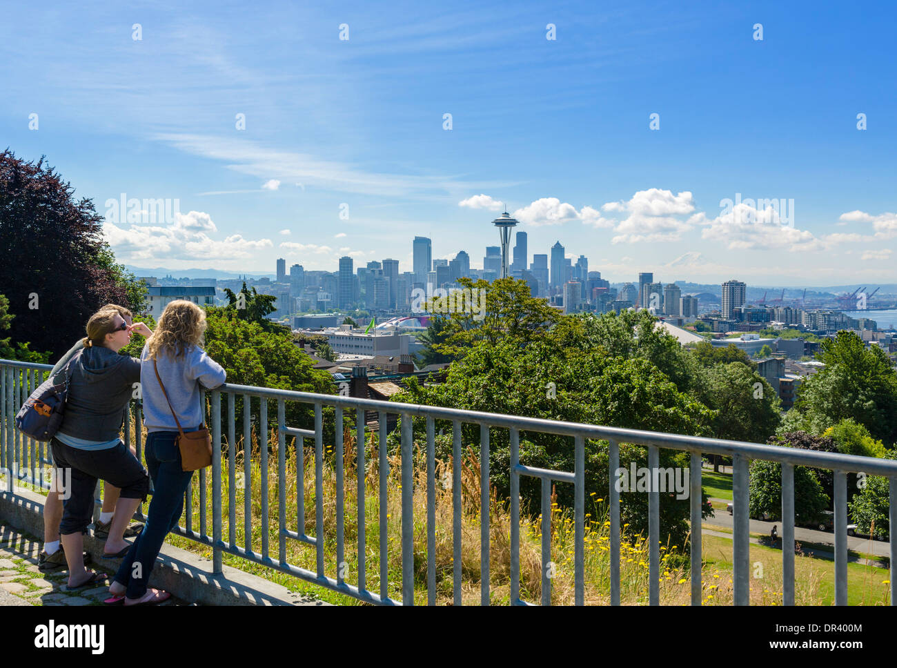 I turisti guardando lo skyline della città da Kerry Park, Seattle, Washington, Stati Uniti d'America Foto Stock
