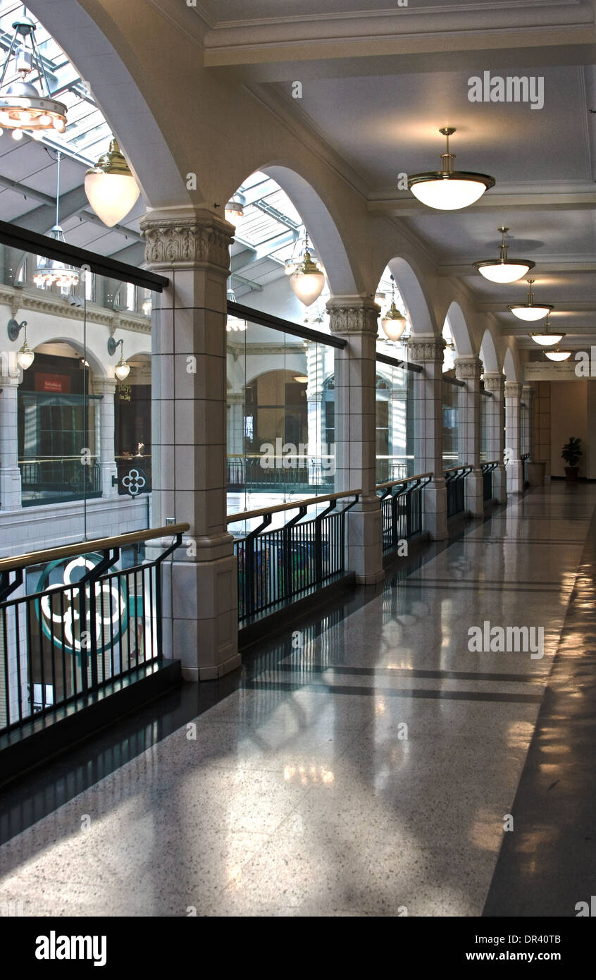 All'interno di Grand Avenue Mall Milwaukee Wisconsin HDR Foto Stock