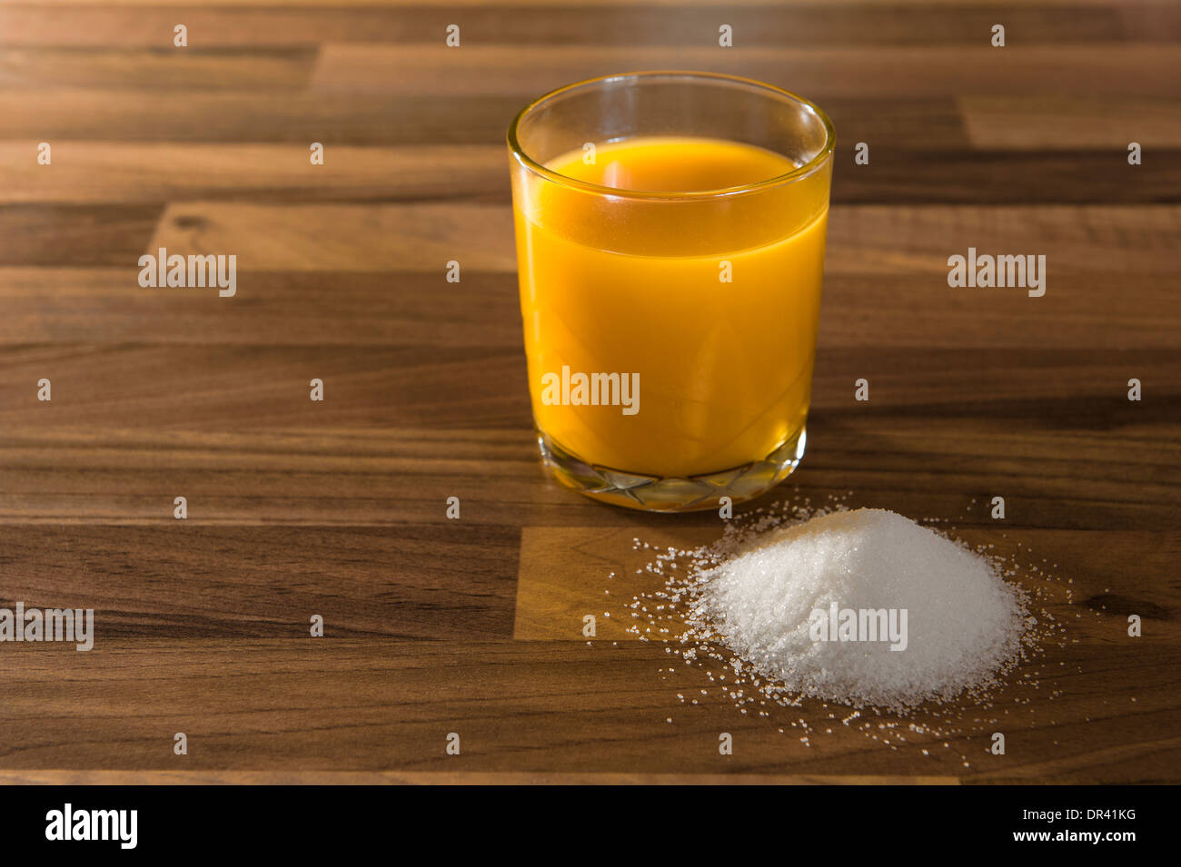 Succo di arancia e zucchero, elevati quantitativi di zucchero nei succhi di frutta. Foto Stock