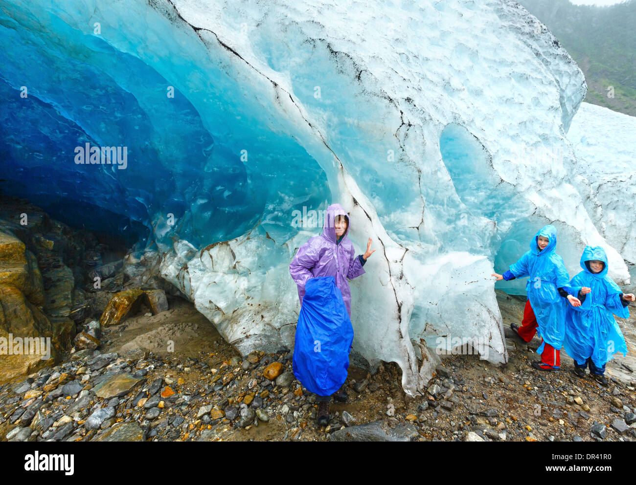 La famiglia felice (madre di due bambini) vicino ghiacciaio Svartisen (Norvegia). Tempo piovoso Foto Stock