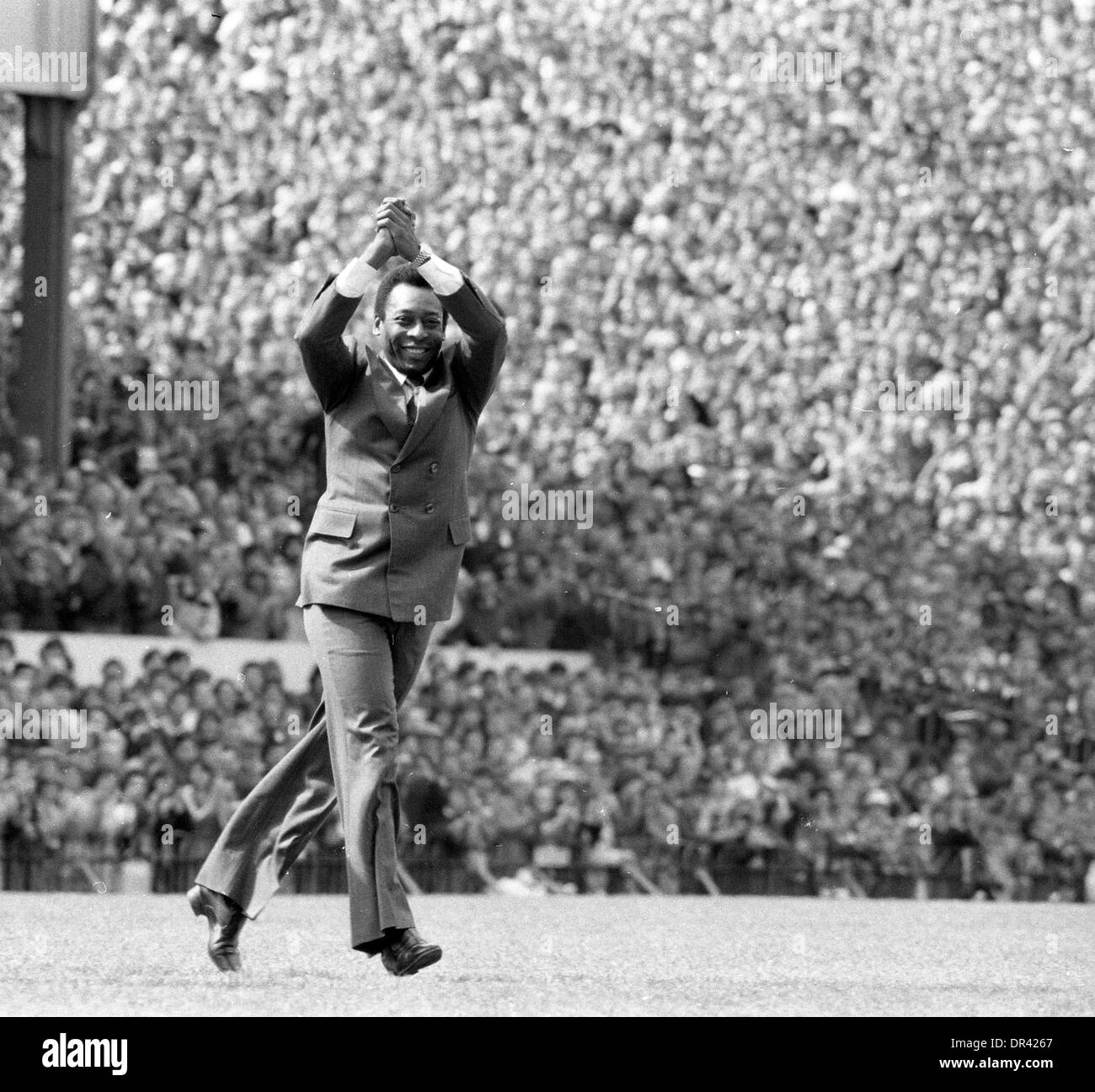 Leggenda calcistica di Pele saluta la folla prima della partita tra Arsenal V Aston Villa di Highbury 1981 Foto Stock