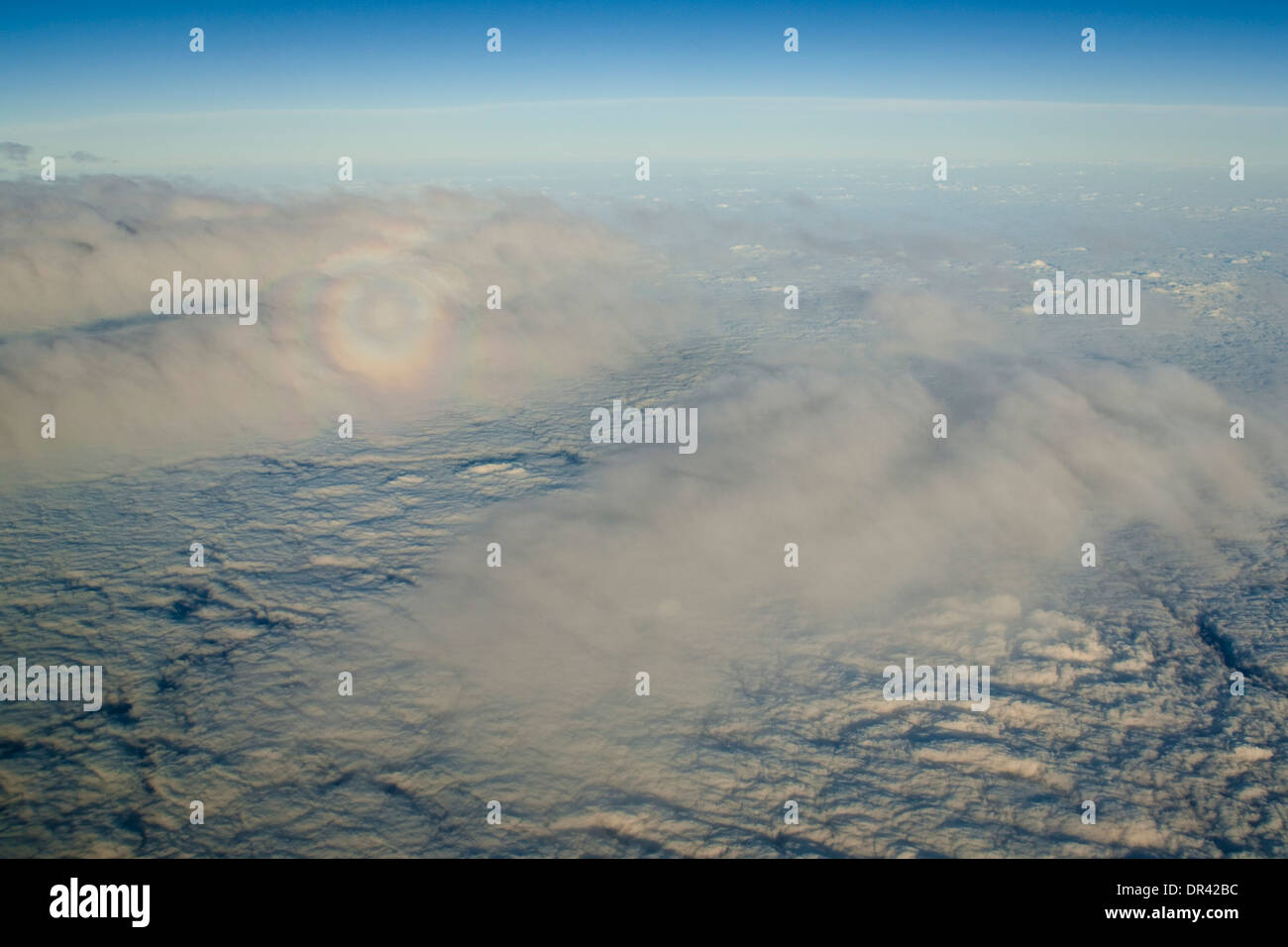 Lo spettro di Brocken su Alto Cumulus nuvole sopra l'Oceano Pacifico Foto Stock