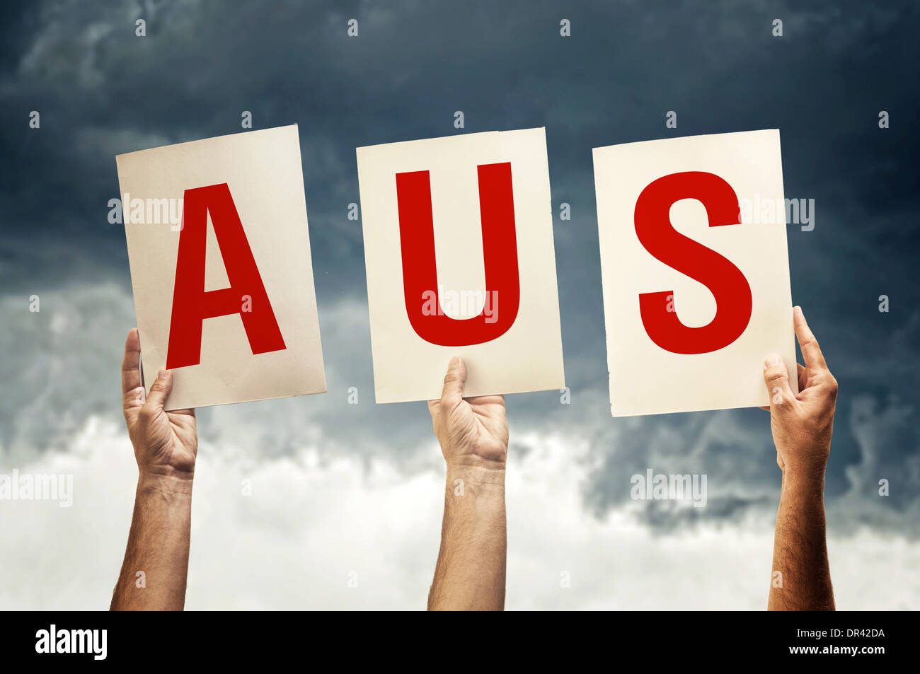 Mani tenendo le carte con lettere che compongono Australian codice paese AUS. Foto Stock
