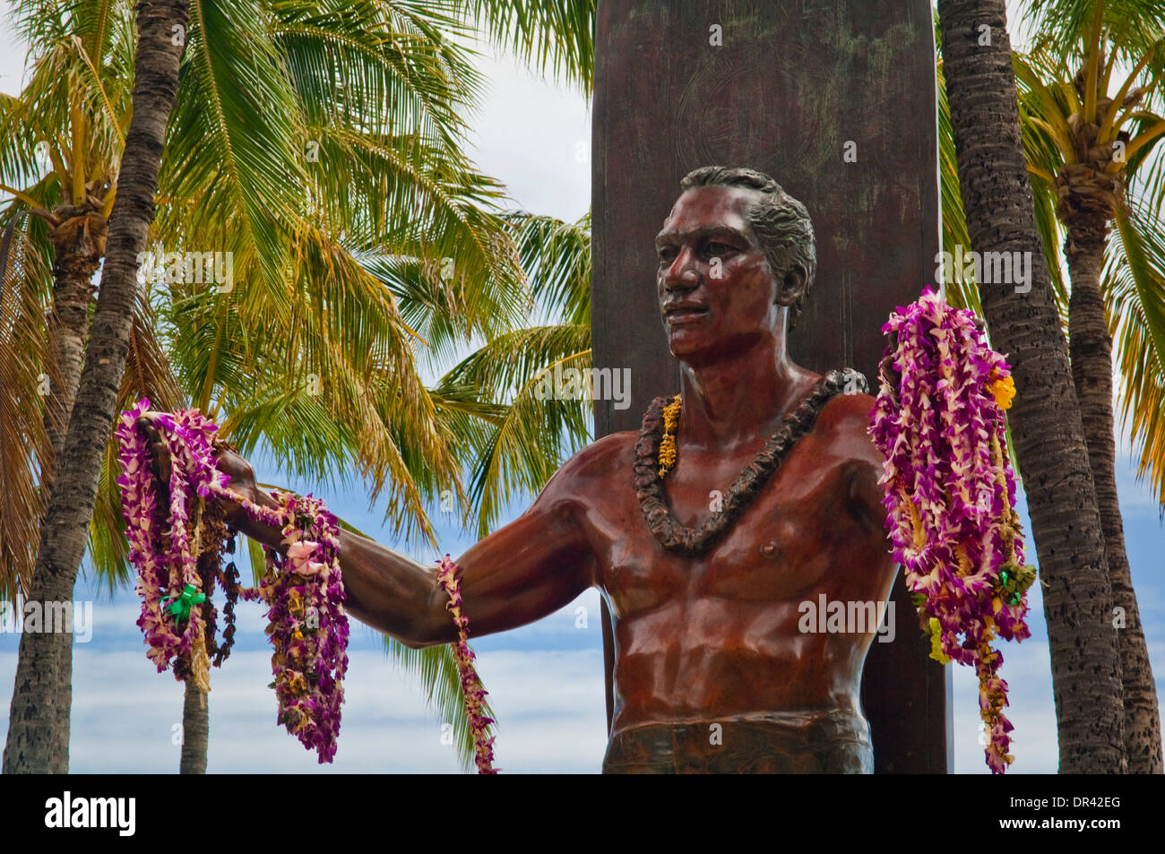 Flower Leis sulla statua di Duke Kahanamoku statua, Kuhio Beach Park, della spiaggia di Waikiki, Honolulu Oahu, Hawaii Foto Stock