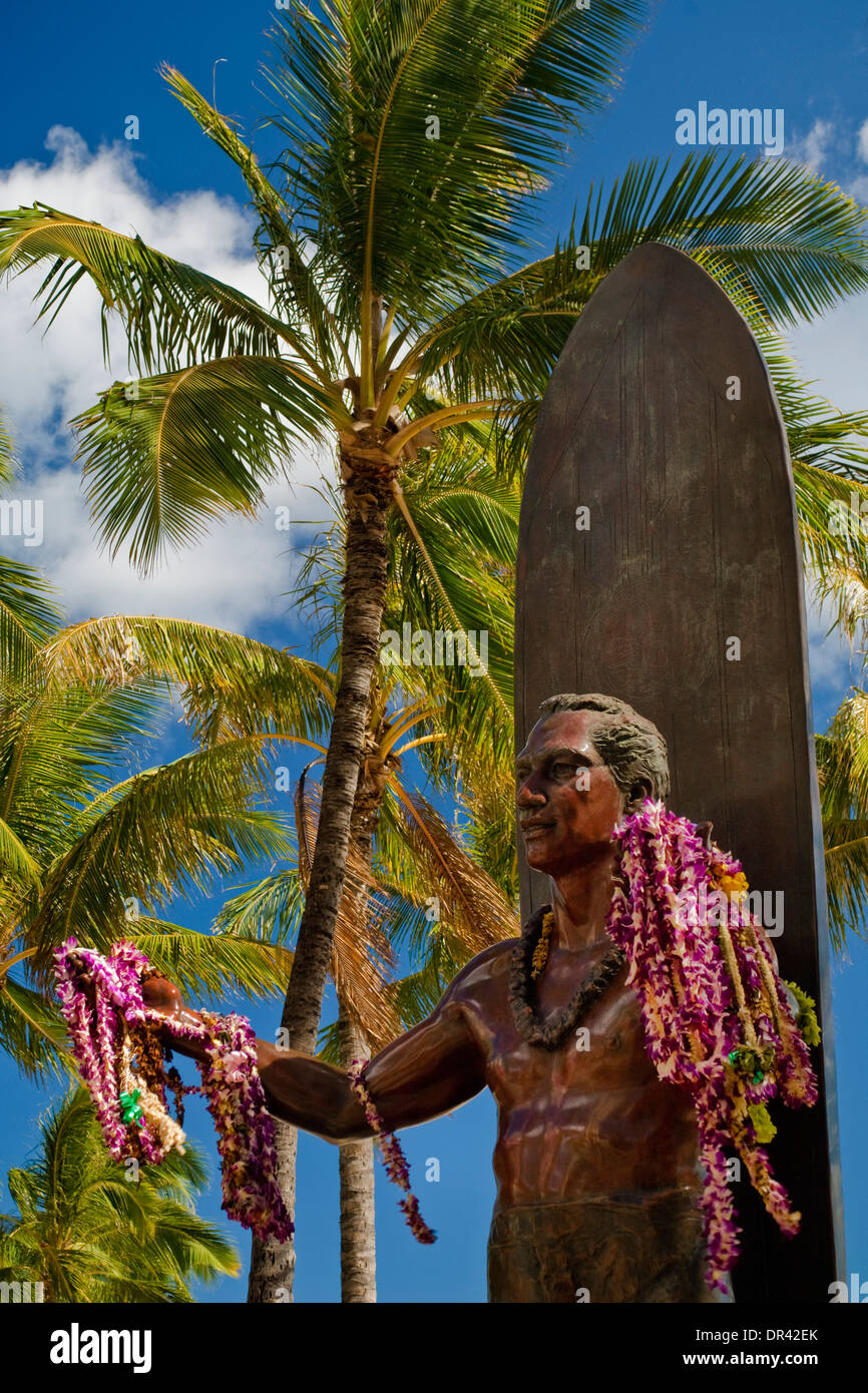 Flower Leis sulla statua di Duke Kahanamoku statua, Kuhio Beach Park, della spiaggia di Waikiki, Honolulu Oahu, Hawaii Foto Stock