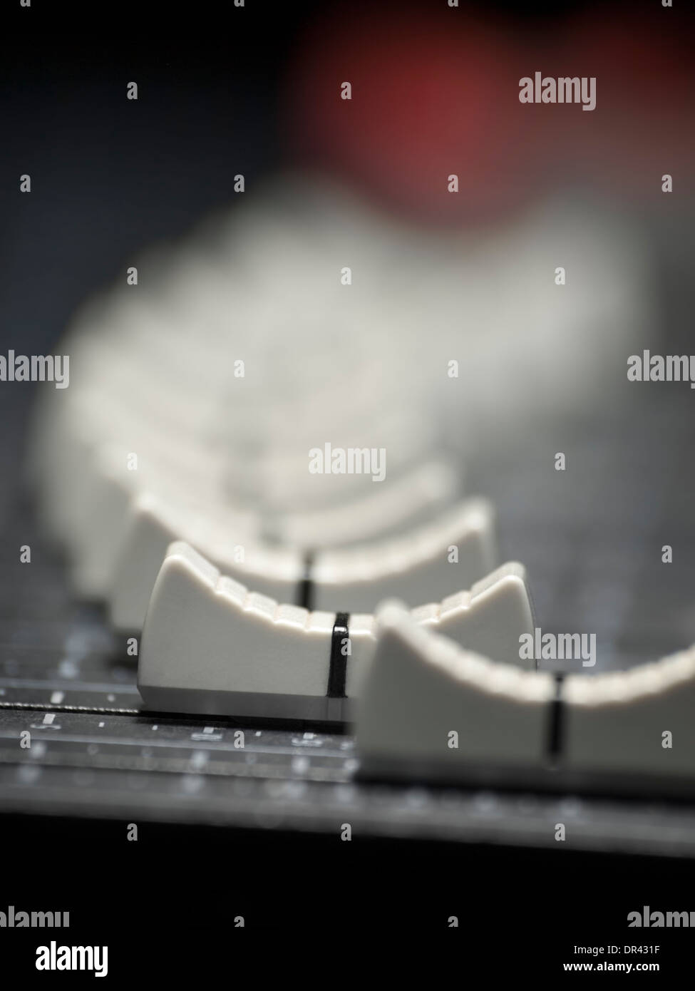 Console di mixaggio closeup,la messa a fuoco su un fader, per la musica e il suono , entertanment temi Foto Stock