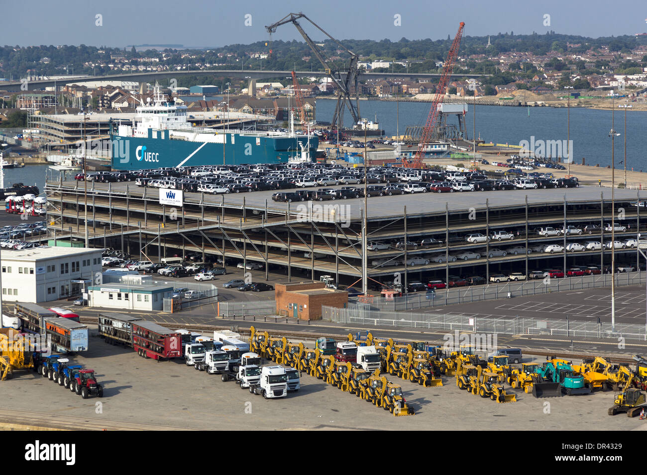 Cat i trattori e le vetture schierate per essere caricato su una nave a Southampton docks. M/V Autopride. Il Regno Unito è principio porta automotive. Foto Stock