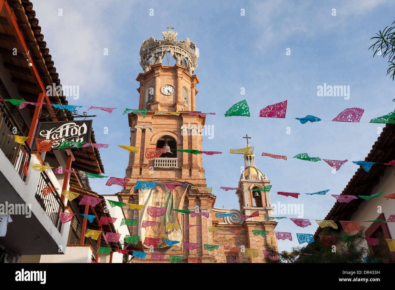 Nostra Signora di Guadalupe Chiesa Parrocchiale - Puerto Vallarta, Jalisco, Messico. Papel picado banner sono nella celebrazione della festa Foto Stock