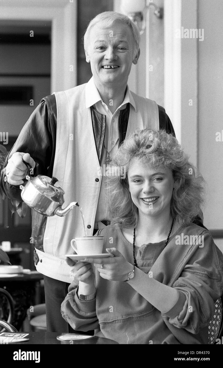John Inman e Amanda Bairstow touring con 'Perché non soggiornare per colazione' in Aprile 1985. Foto Stock