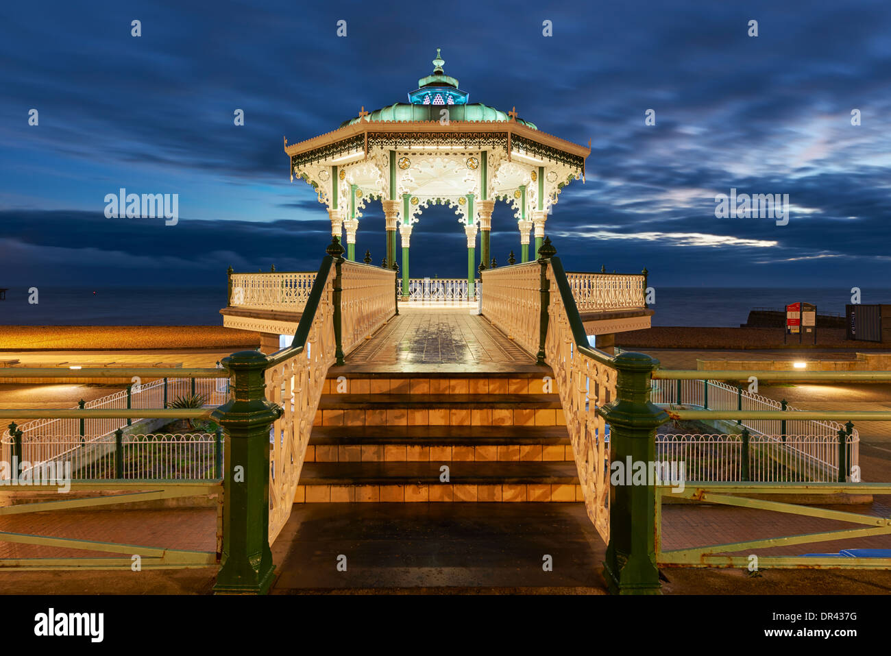 Bandstand illuminato lungo il lungomare di Brighton al tramonto Foto Stock
