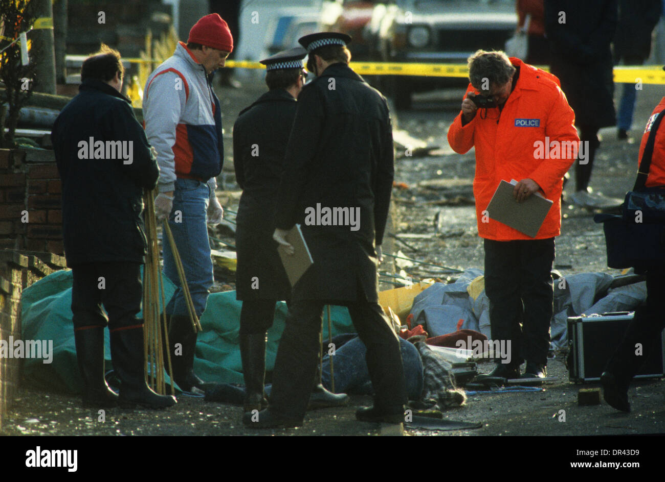 Lockerbie incidente aereo volo Pan Am 103 inchiesta della polizia relitto e fotografare una delle vittime degli attacchi terroristici 22/12/88 Foto Stock