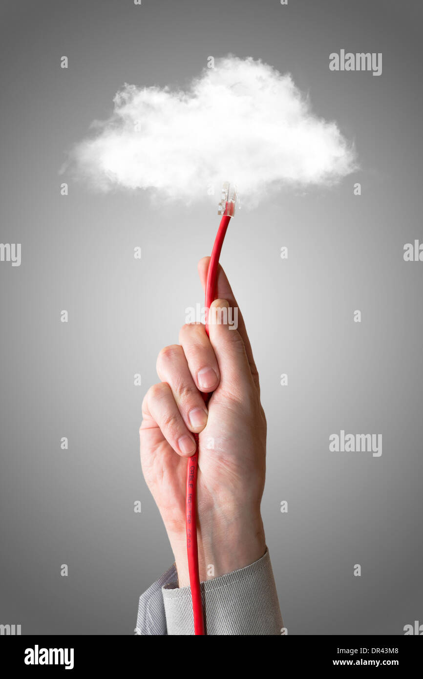 Il cloud computing concetto. Mano con cavo Ethernet collega in cloud. Foto Stock