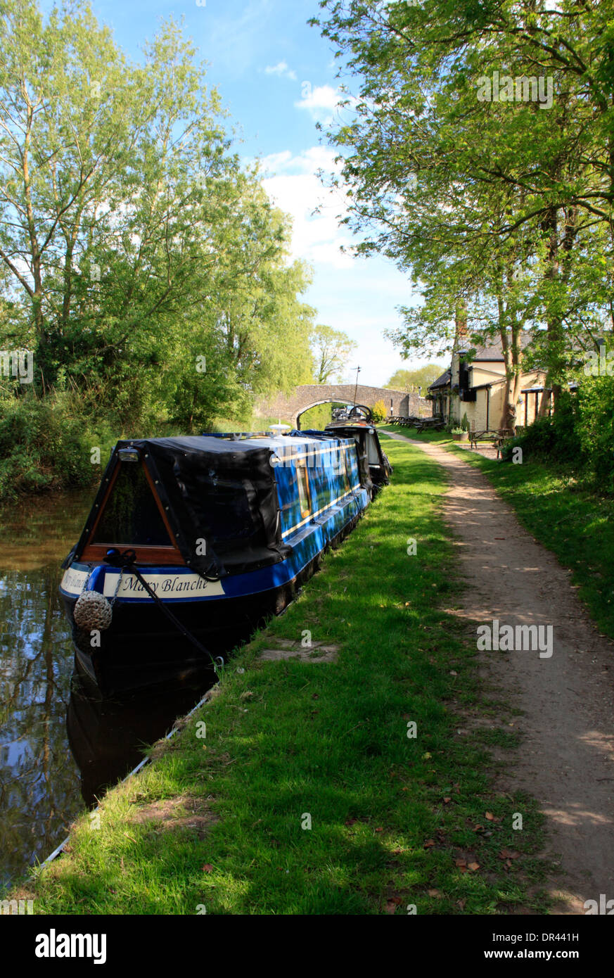 Narrowboats sulla Oxford Canal vicino Thrupp in Oxfordshire Foto Stock