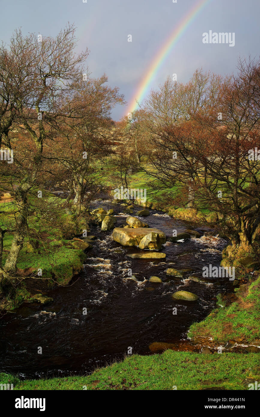 UK,Derbyshire,Peak District,Rainbow su Burbage Brook Foto Stock