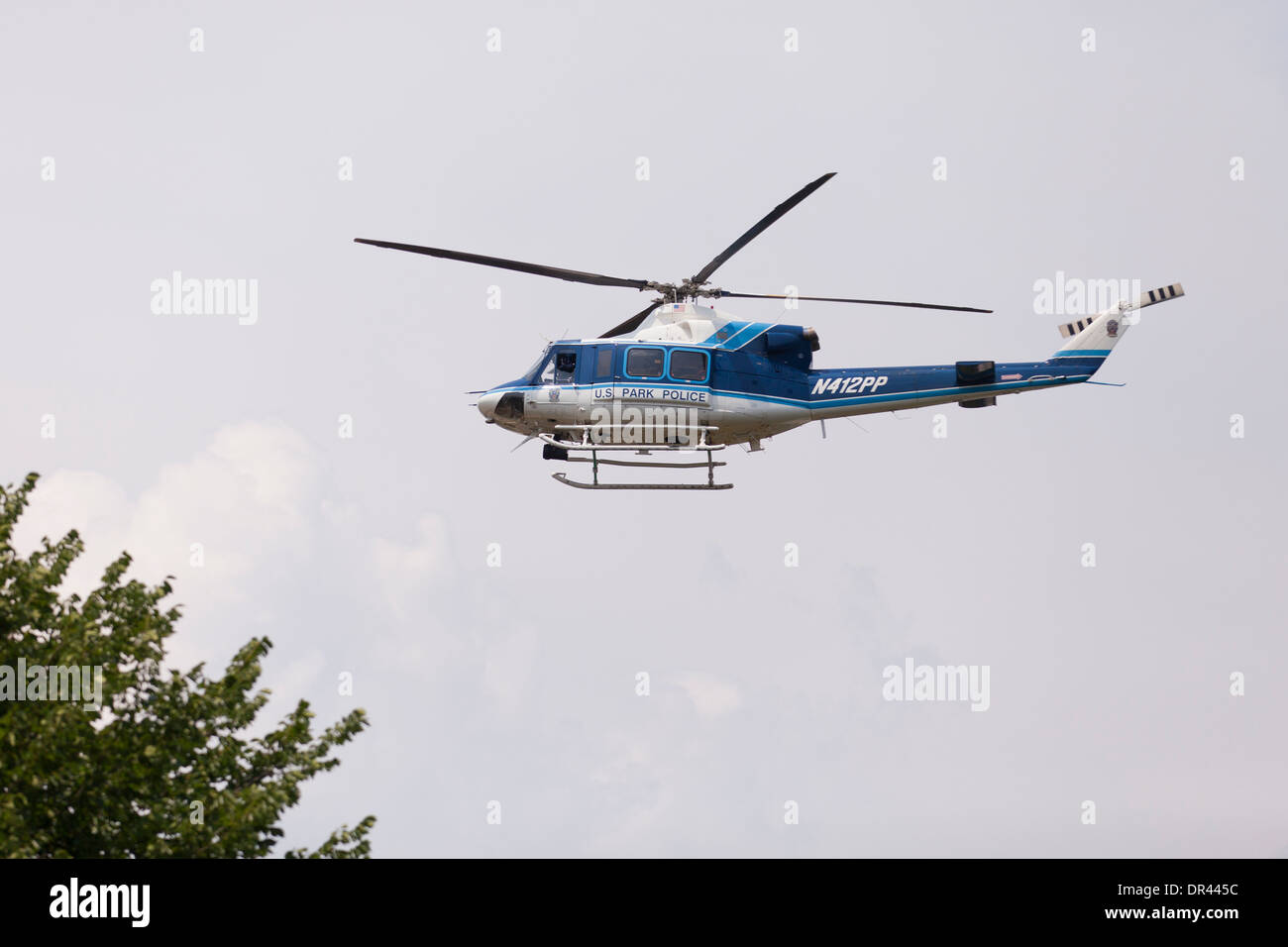 Noi polizia Parco Bell 412SP elicottero in volo - USA Foto Stock