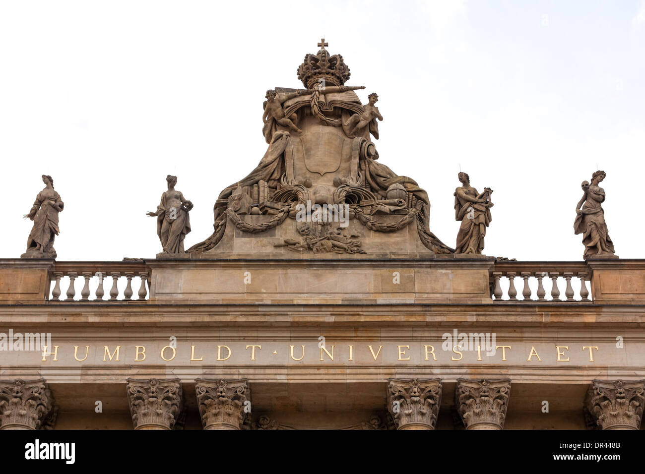 La scrittura sulla facciata della Università Humboldt di Berlino, Germania. Foto Stock