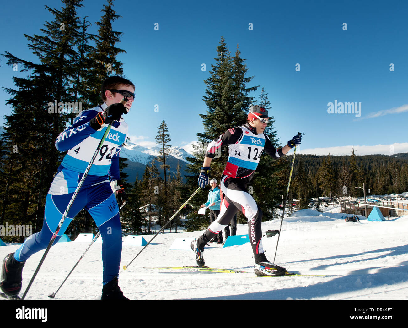 Sci di fondo a Whistler. Nordic Ski racers al Whistler Olympic Park. Whistler BC, Canada Foto Stock