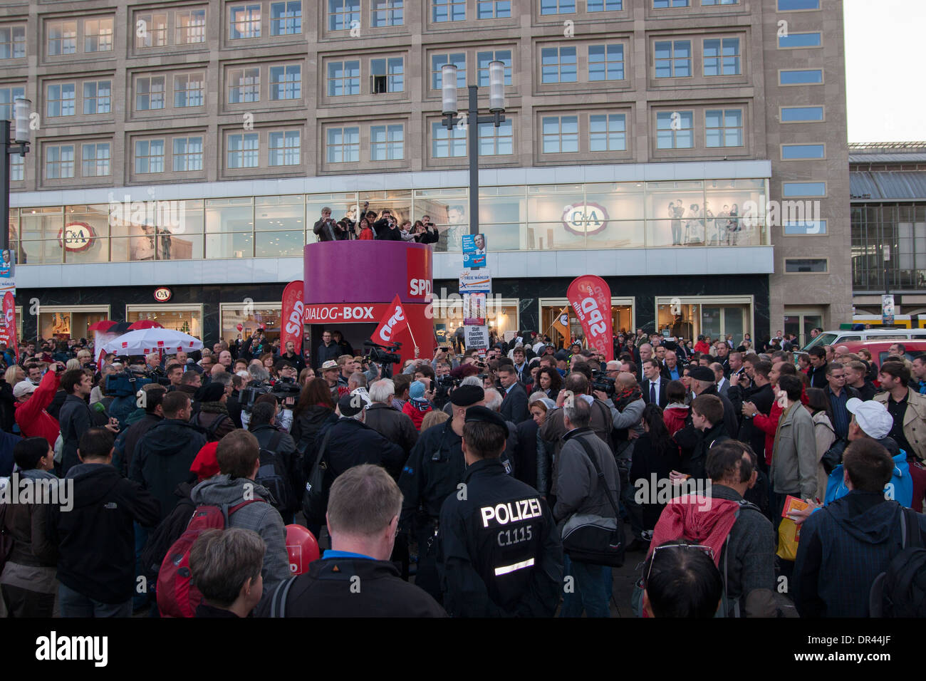 Pre-elettorale del partito SPD a Alexanderplatz di Berlino. Foto Stock