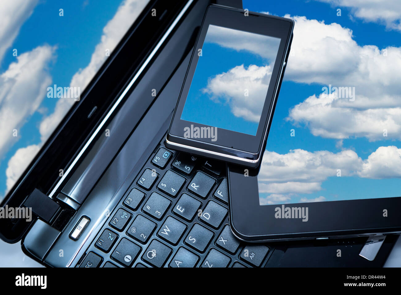 Il cloud computing di connessione digitale su tablet pc e moderne smart phone. Foto Stock
