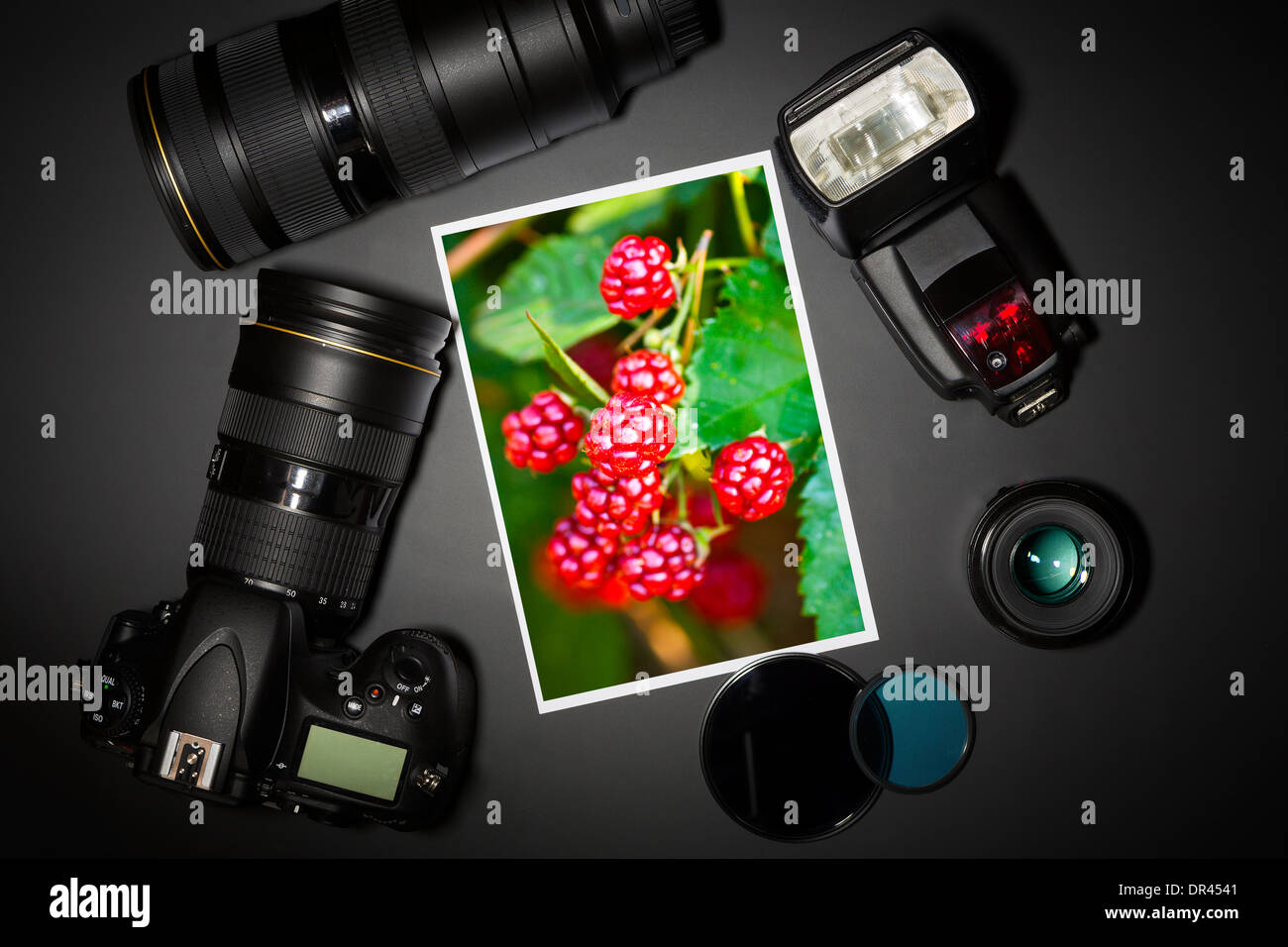 Fotocamera e una lente su nero mostra fotografo still life Foto Stock