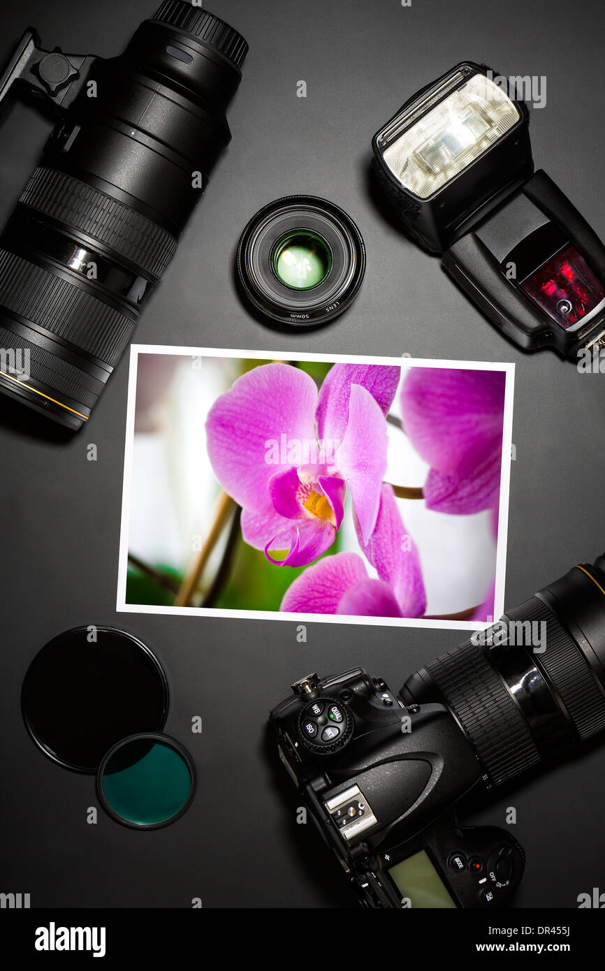 Fotocamera e una lente su nero mostra fotografo still life Foto Stock