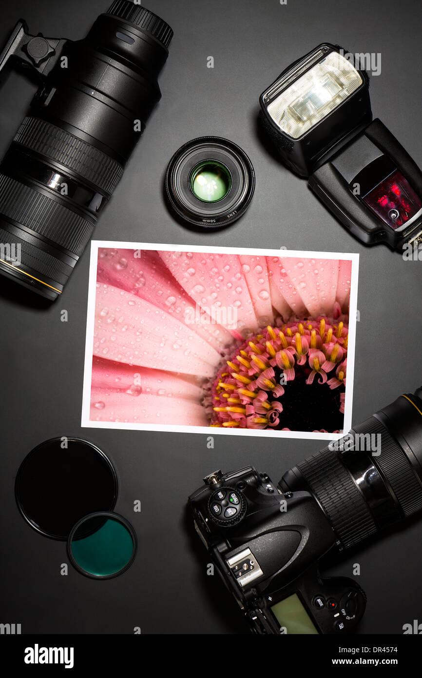 Fotocamera e una lente su nero mostra fotografo still life Foto Stock