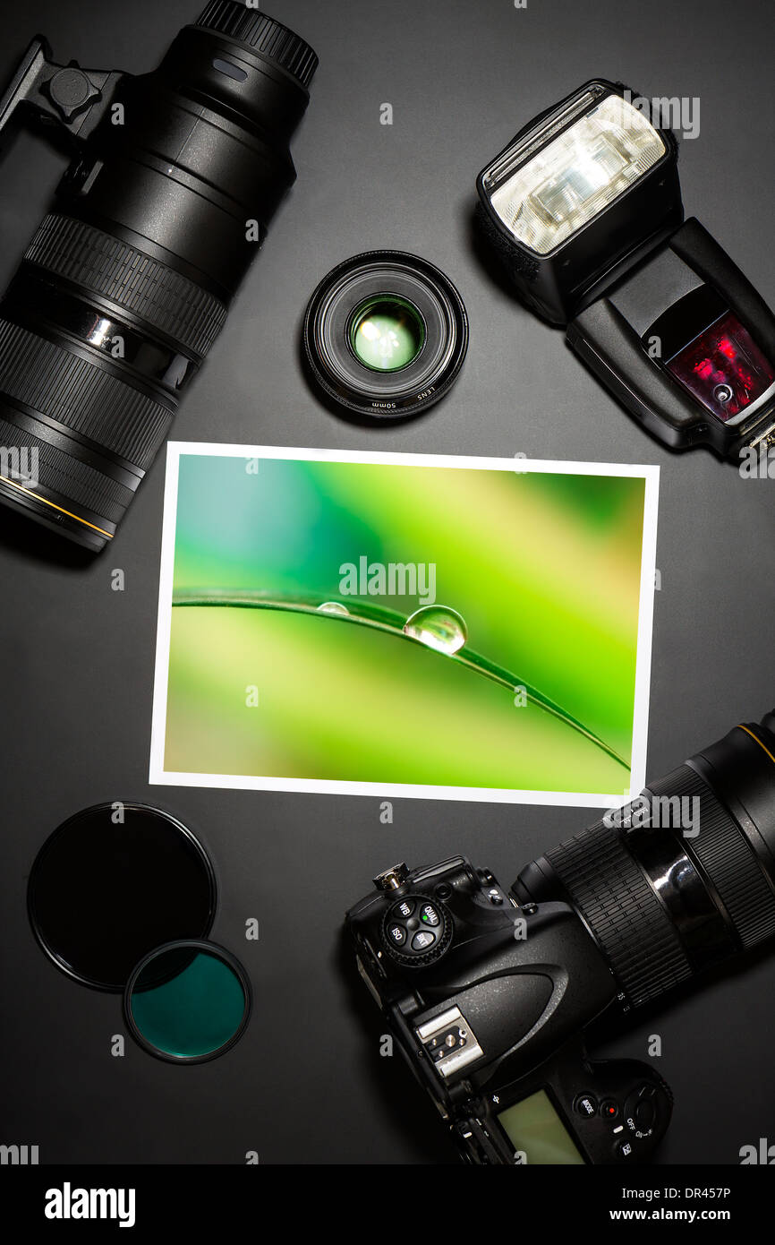 Fotocamera e una lente su nero mostra fotografo still life Foto Stock