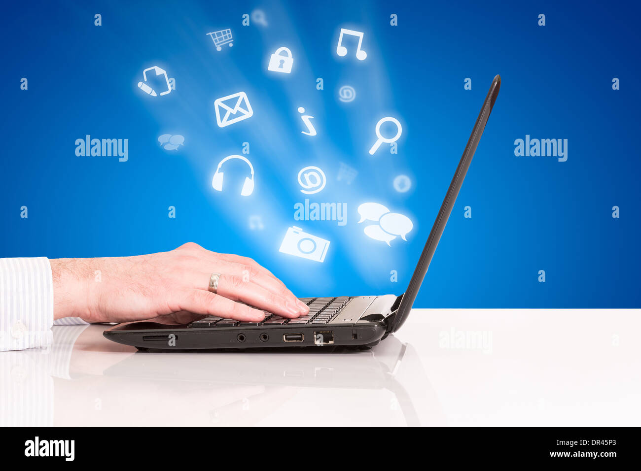 Computer portatile business man mano touchpad, il concetto di tecnologia sociale internet connessione rete su sfondo blu Foto Stock