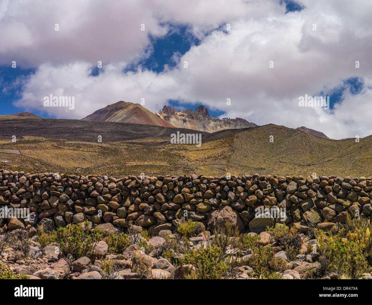 Pareti di roccia costruito per allevamento e agricoltura, alcuni risalenti all'era Inca, al di fuori di Tahua, Bolivia vicino al Salar de Uyuni. Foto Stock