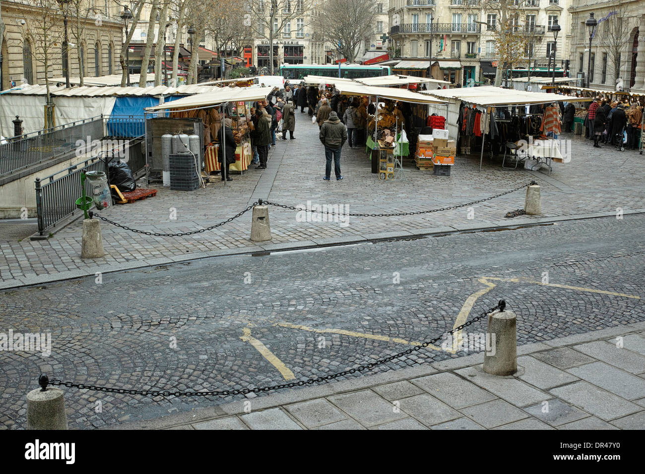 Mercato del sabato mattina (Marché Baudoyer) a Place Baudoyer, Parigi, Francia Foto Stock