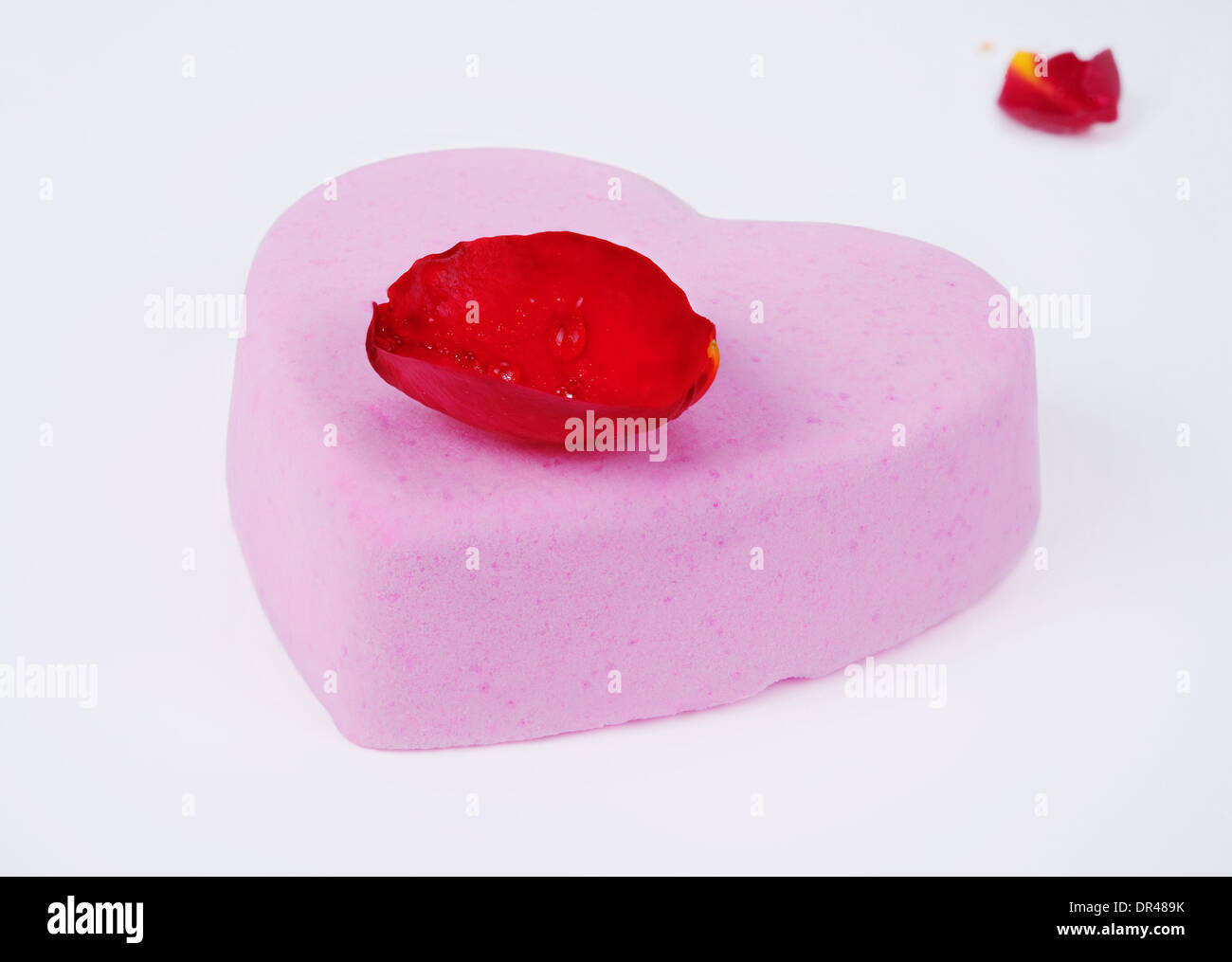 A forma di cuore con sapone di petali di rose Foto Stock