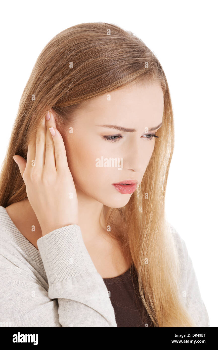 Bella Donna informale sta toccando il suo orecchio. Concetto di salute. Isolato su bianco. Foto Stock