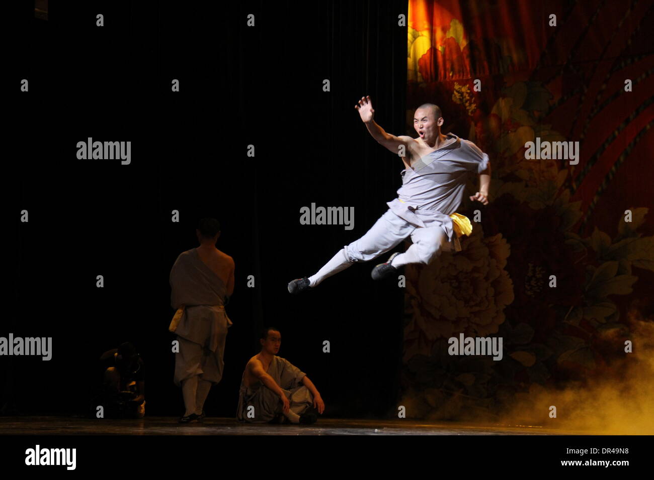 Dakar, Senegal. Xix gen, 1914. Un monaco dalla Cina è il Tempio Shaolin esegue Kung Fu durante una performance dalla cina henan Troupe di arte di Dakar in Senegal, gennaio 19, 1914. Credito: Tai Jianqiu/Xinhua/Alamy Live News Foto Stock
