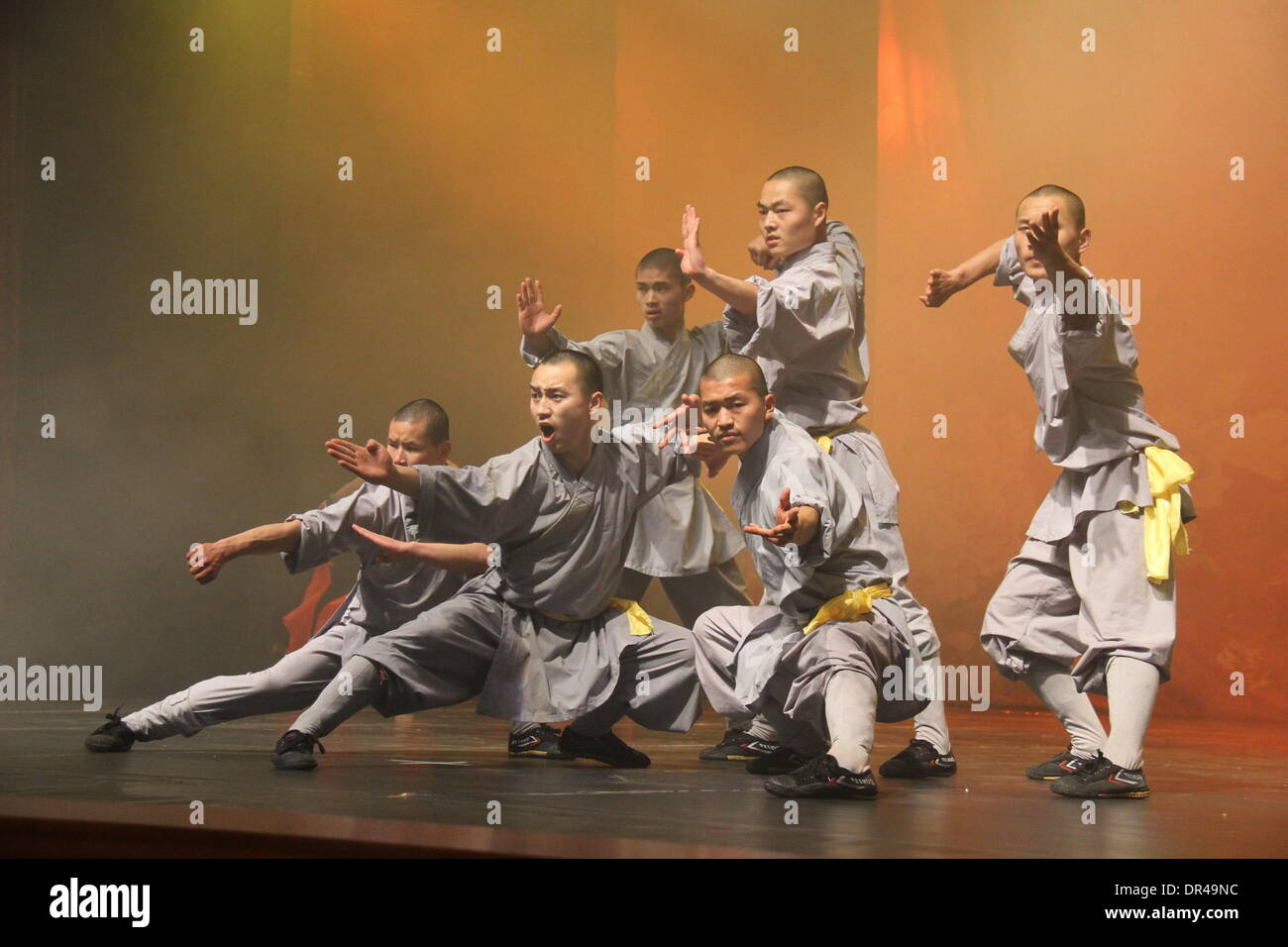 Dakar, Senegal. Xix gen, 1914. Monaci provenienti dalla Cina il Tempio Shaolin eseguire Kung Fu durante una performance dalla cina henan Troupe di arte di Dakar in Senegal, gennaio 19, 1914. Credito: Tai Jianqiu/Xinhua/Alamy Live News Foto Stock