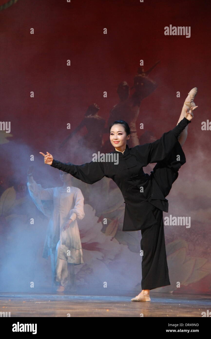 Dakar, Senegal. Xix gen, 1914. Un ballerino cinese esegue durante una performance dalla cina henan Troupe di arte di Dakar in Senegal, gennaio 19, 1914. Credito: Tai Jianqiu/Xinhua/Alamy Live News Foto Stock