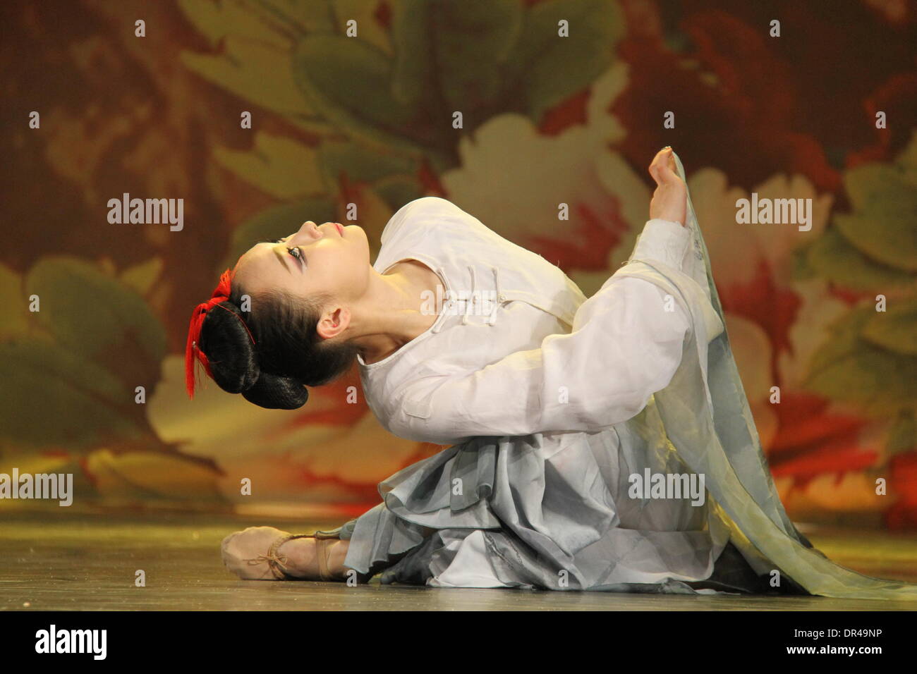 Dakar, Senegal. Xix gen, 1914. Un ballerino cinese esegue durante una performance dalla cina henan Troupe di arte di Dakar in Senegal, gennaio 19, 1914. Credito: Tai Jianqiu/Xinhua/Alamy Live News Foto Stock