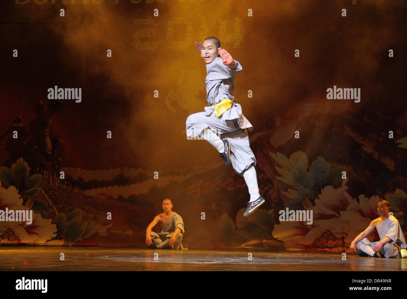 Dakar, Senegal. Xix gen, 1914. Monaci provenienti dalla Cina il Tempio Shaolin eseguire Kung Fu durante una performance dalla cina henan Troupe di arte di Dakar in Senegal, gennaio 19, 1914. Credito: Tai Jianqiu/Xinhua/Alamy Live News Foto Stock