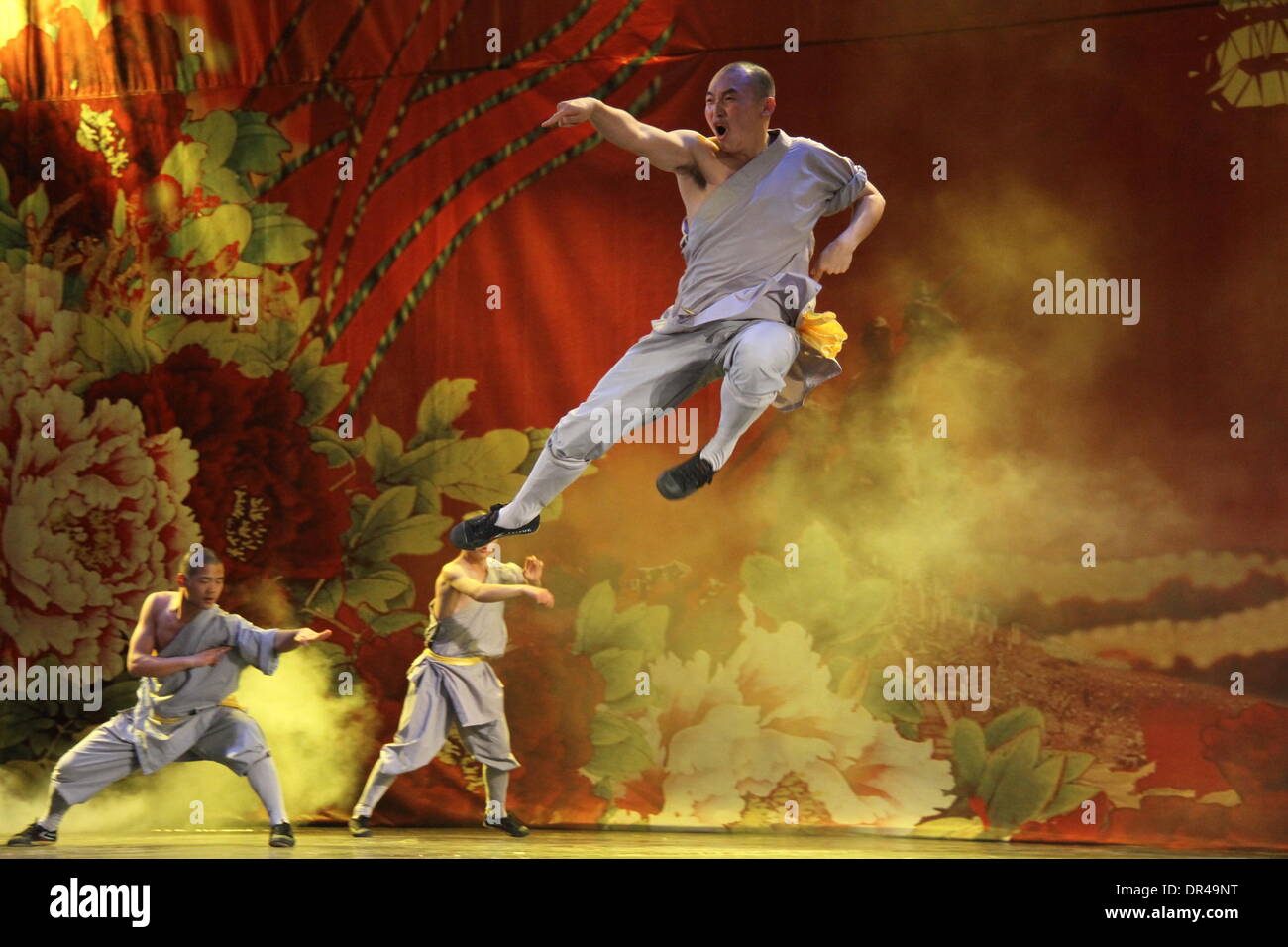 Dakar, Senegal. Xix gen, 1914. Monaci provenienti dalla Cina il Tempio Shaolin eseguire Kung Fu durante una performance dalla cina henan Troupe di arte di Dakar in Senegal, gennaio 19, 1914. Credito: Tai Jianqiu/Xinhua/Alamy Live News Foto Stock