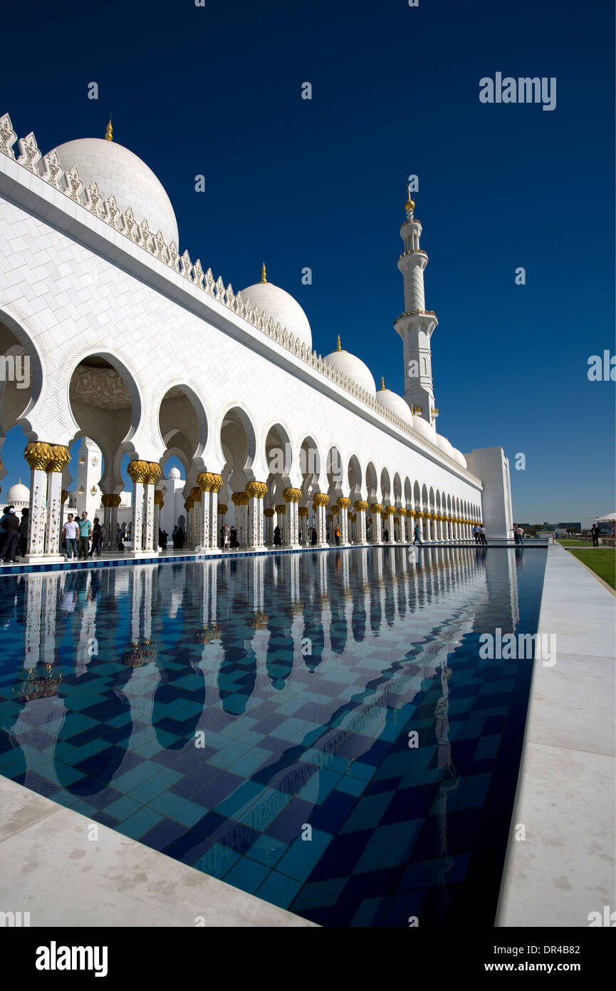 Edificio islamico riflessa sulla superficie dell'acqua Foto Stock