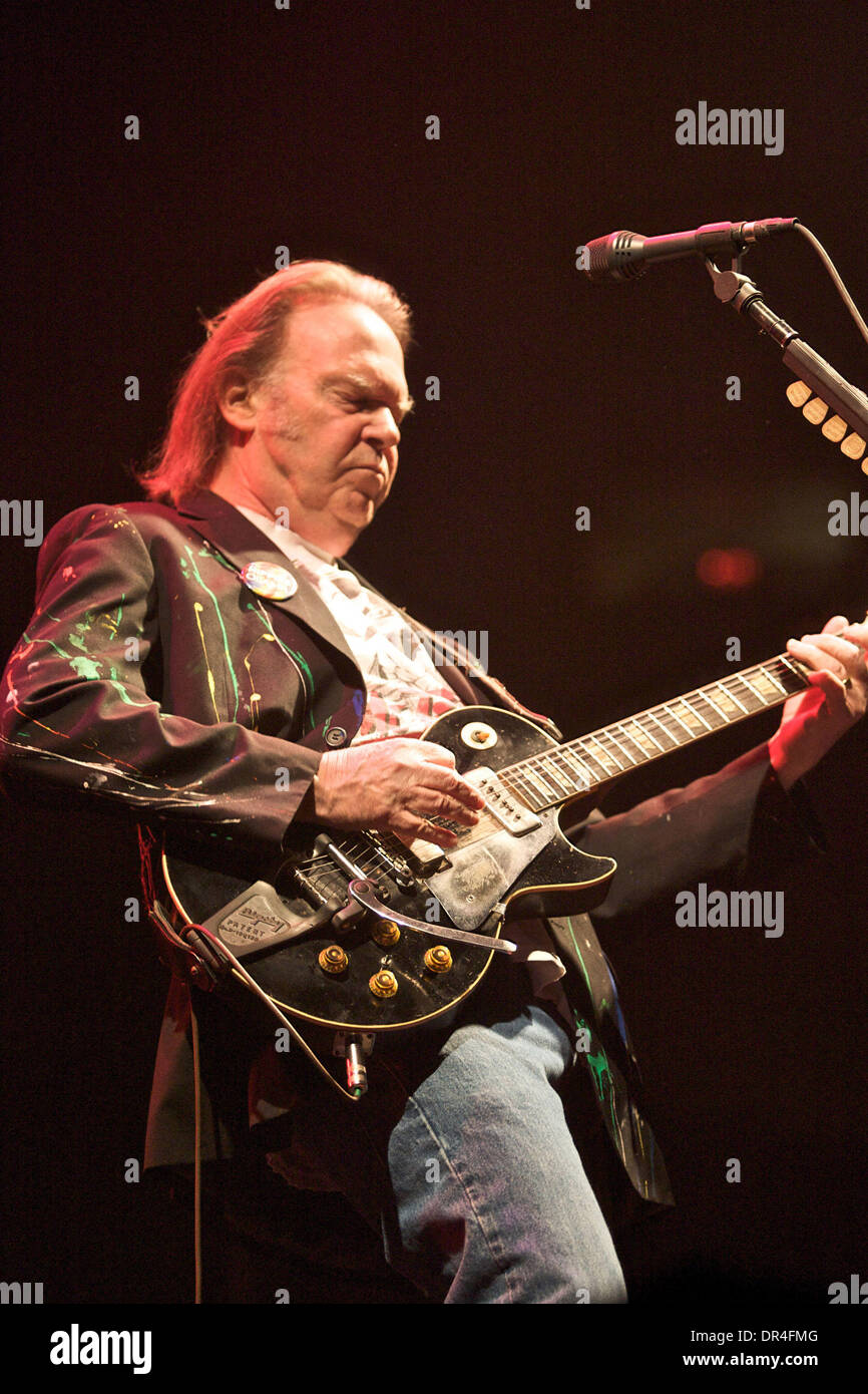 Dic 12, 2008 - Philadelphia, Pennsylvannia, STATI UNITI D'AMERICA - Neil Young, il Canadese leggenda rock suona di fronte a un sold out folla presso il Wachovia Center di Philadelphia. (Credito Immagine: © Chaz Neill/Southcreek EMI/ZUMA Press) Foto Stock