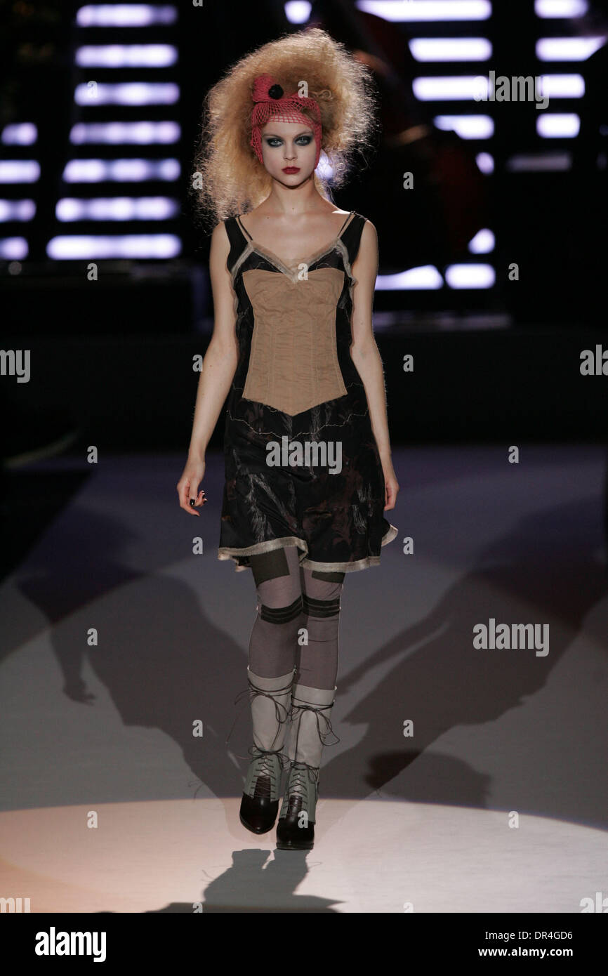 Feb 17, 2009 - New York New York, Stati Uniti d'America - Il Diesel oro nero pista Fashion Show durante la Mercedes Benz Fashion Week al Bryant Park di New York City. (Credito Immagine: © Brian Dowling Southcreek/EMI/ZUMA Press) Foto Stock