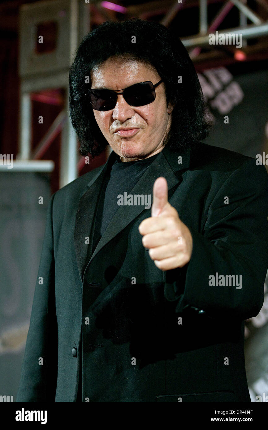 Mar 12, 2009 - Toronto, Ontario, Canada - Gene Simmons pone per i media della moda di firma al Canadian Music Week banchetto presso il Fairmont Royal York Hotel in Toronto. (Credito Immagine: © Terry Ting/Southcreek EMI/ZUMA Press) Foto Stock