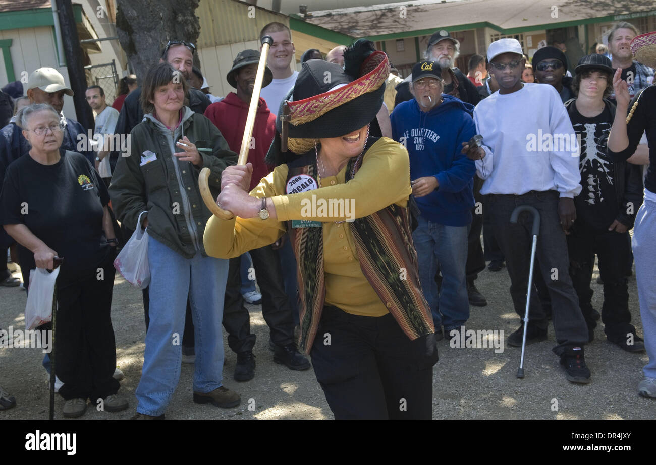 Apr 29, 2009 - Sacramento, California, Stati Uniti d'America - Suor Libby Fernandez, Direttore Esecutivo di pani e i pesci che servono i senzatetto cerca di colpire una Pinata durante un messicano fiesta sponsorizzato da Zocalo ristorante. I senzatetto in pani e i pesci oggi ha celebrato con un Cinco de Maya con tema il cibo donato da Zocalo che includeva anche una band che suonava musica mariachi. Frenandez Foto Stock