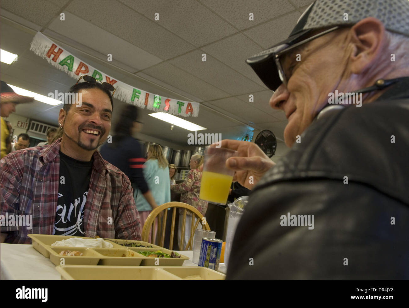 Apr 29, 2009 - Sacramento, California, Stati Uniti d'America - GEROGE PHELPS, 64, destra, che vive nel Capitol Hotel Park e David Hernandez, 40, che è ancora in vita in una tenda gustare il cibo messicano durante la pausa pranzo in pani e pesci. ''Questa è una grande sorpresa. Non ho mai avuto il cibo come questo prima di qui e che mi sono state venendo per due anni,'' ha detto Hernandez. I senzatetto in pani e pesci toda Foto Stock