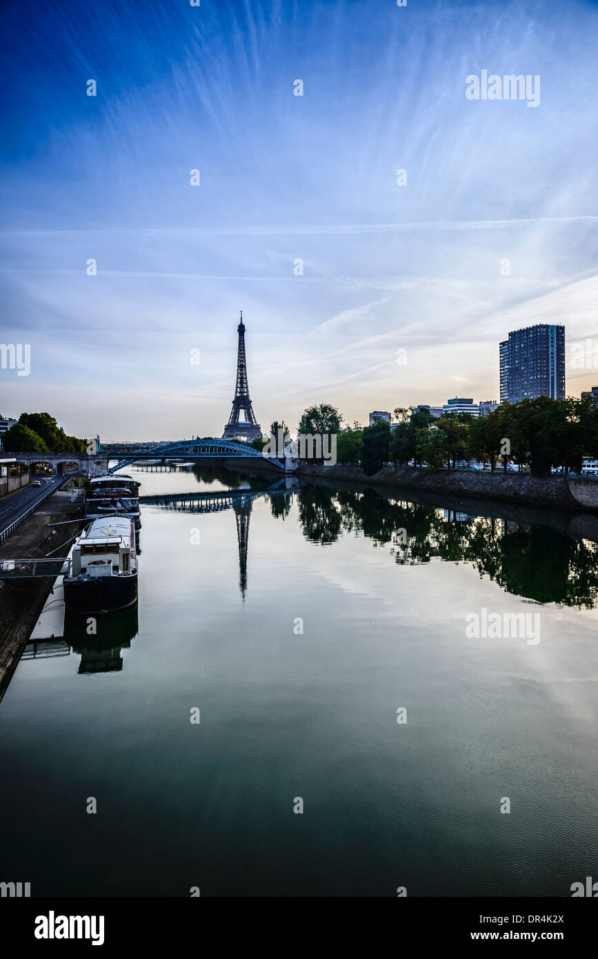 Alla Torre Eiffel e al fiume Senna, Parigi, Francia Foto Stock