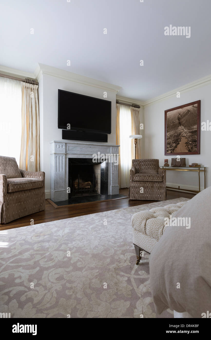 Televisione e poltrone in camera da letto decorati Foto Stock