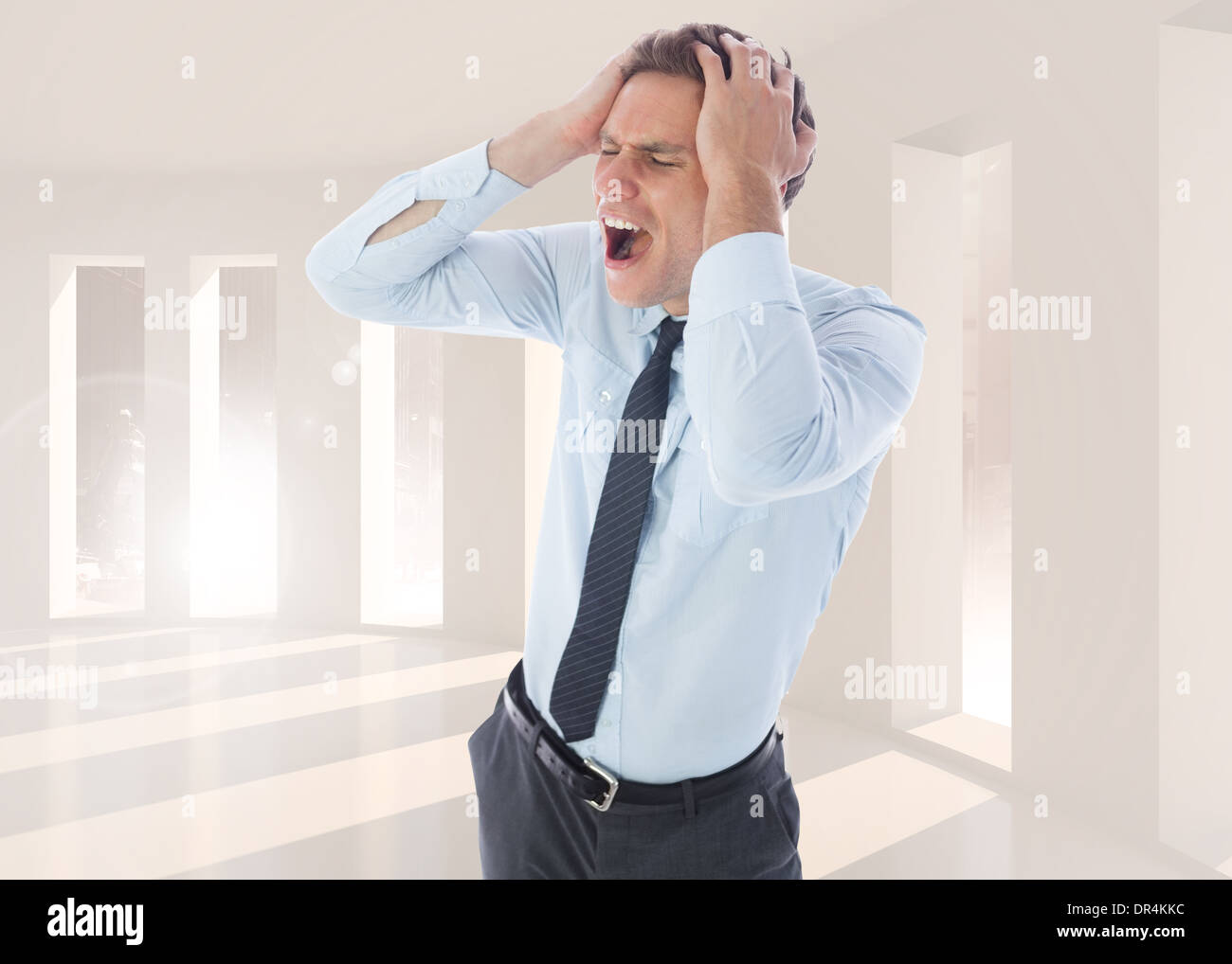 Immagine composita del sottolineato imprenditore con le mani sulla testa Foto Stock