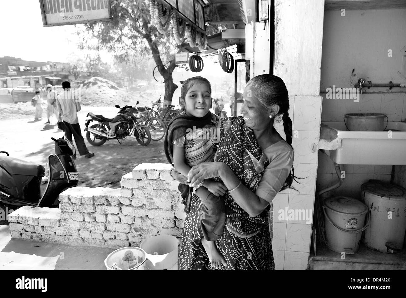 Jan 24, 2009 - punti center,Ahmedabad, Gujarat, India - SANGITABEN SHREEMALI porta il suo nipote MUNNI SHREEMALI presso il centro di puntini a Ahmedabad per la sua dose di TB di medicinali. Munni soffre di extra la tubercolosi polmonare ed è su CAT III regime. TB ha colpito il suo midollo spinale e di conseguenza ha iniziato a influenzare i suoi occhi come bene. (Credito Immagine: © Subhash Sharma/ZUMA Press) Foto Stock