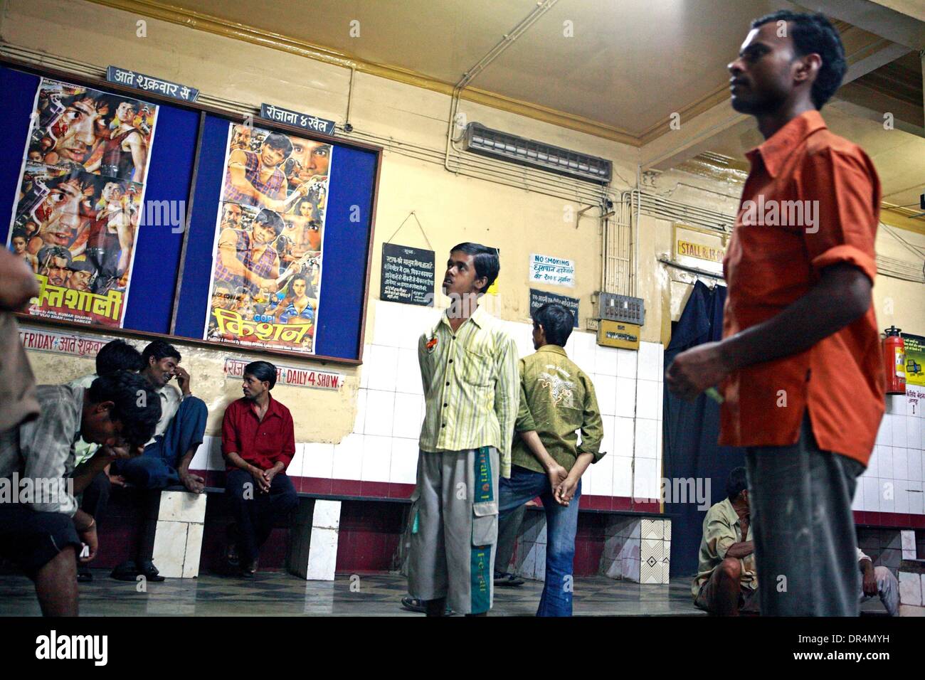 Feb 21, 2009 - Mumbai, India - Potenziale movie goer's ammirando un poster di Bollywood. Il poster svolge un ruolo vitale nell'attirare le folle nel cinema. (Credito Immagine: © Subhash Sharma/ZUMAPRESS.com) Foto Stock